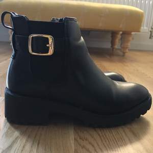 Superfina svarta boots i läderimitation med guldspänne. Säljer då det är lite för små för mig och därför inte används så mycket som de förtjänar (jag har storlek 36,5 egentligen). Kan mötas upp i Uppsala och Stockholm, annars står köparen för frakt. 😊