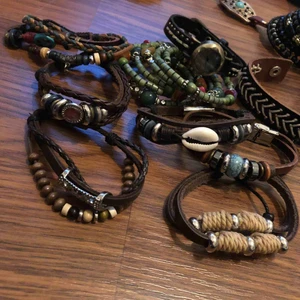  - Ca 30 olika armband (nya) 245 för allt ink frakt