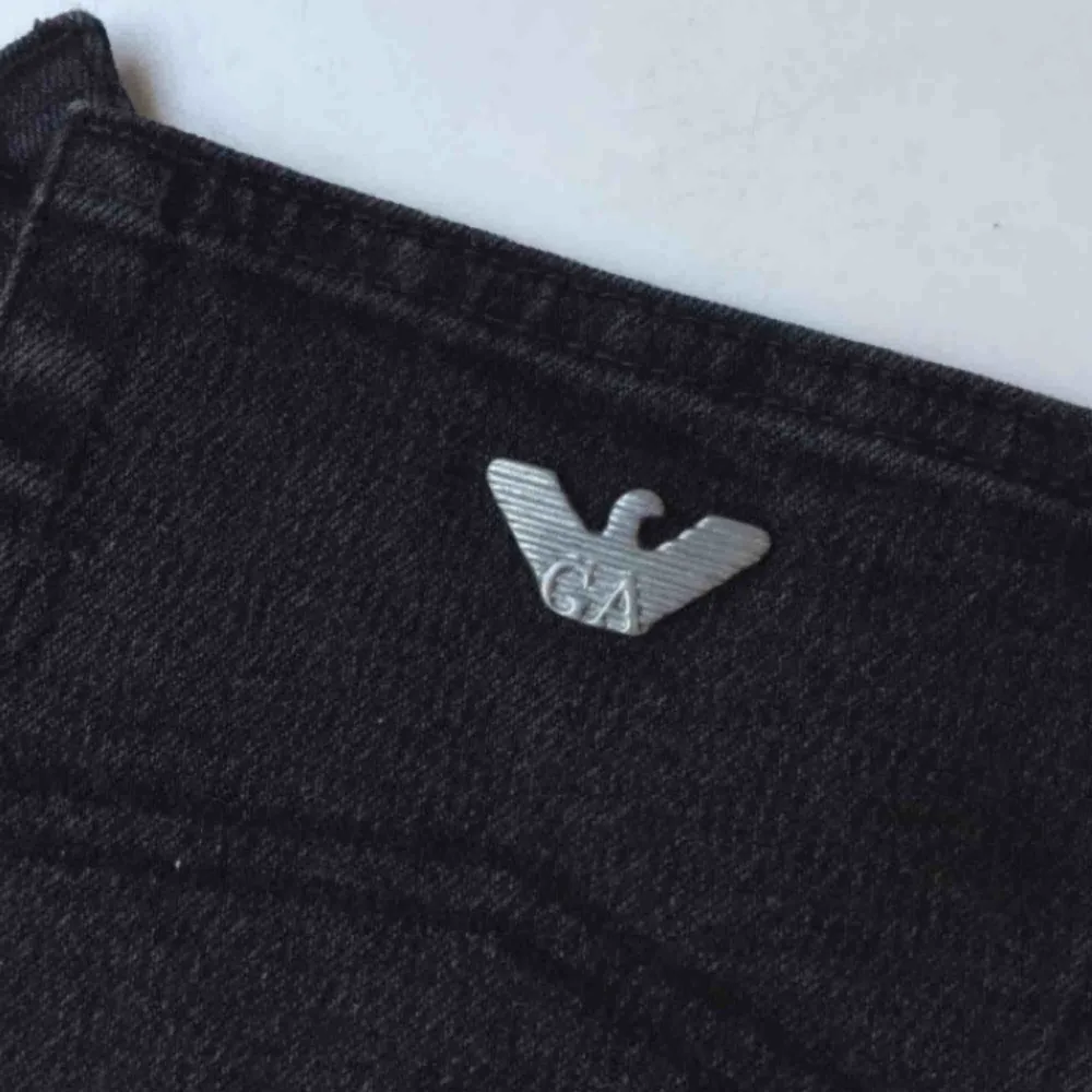 Säljer 2 st bakfickor från ett par vintage Armani jeans!  Fina att sy på andra byxor eller använda bara Armanimärket till något annat plagg ✨. Jeans & Byxor.