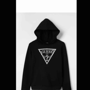  - Tröja från Guess, använd en gång, säljer pga för stora tuttar💁🏽‍♀️