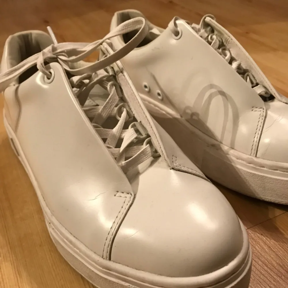 Ett par Eytys Doja Leather White, storlek 41. Nypris är 1800kr. Skorna är använda 1 gång och är i mycket bra skick.  Säljer på grund av dem inte passar mig.. Skor.