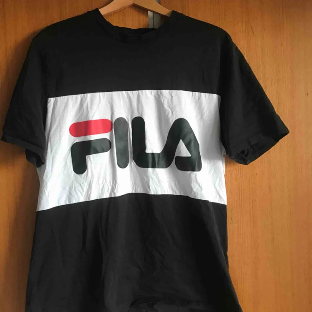 Vanlig T-shirt från FILA, köpt på junkyard och mycket sparsamt använd. Så gott som ny Köparen står för frakt🦋. T-shirts.