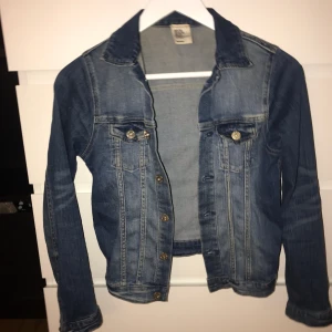  - En jeansjacka från H&M. Säljer pga för liten:/ passar en mindre XS. Tycker själv att den sitter snyggt på, och är i hyfsat skick. Möts upp i Karlskrona eller fraktas då köpare står för frakten. (Swishbetalning)