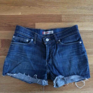  - Low waist Levis. Najs som fan men använder inte low så mkt 