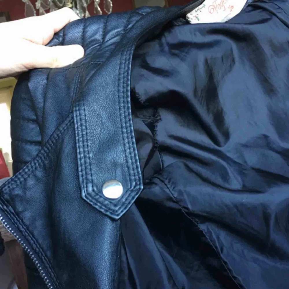 Den bästsäljande ”moto jacket” från chiquelle. Använd men är i fint skick, enda anmärkningen är ett hål i armöppningen på insidan, dock syns det inte när man har på sig jackan :) Köptes för  699kr. Jackor.
