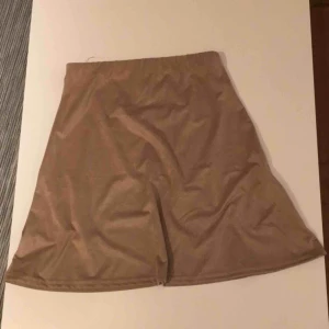  - Beige kjol från Nelly trend i mockaimitation. Betalas med swish, 20kr +frakt. Fråga gärna frågor!