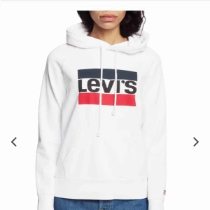  - Säljer denna hoodie i strl XS! Helt oanvänd, nypris - 749kr Mitt pris - 300kr💖💖
