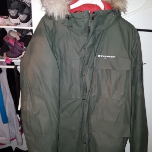  - Grön Everst jacka i storlek Xl. Den är endast använd 1månad under 1 vinter pga för många tillagda kilon under en graviditet :) Sedan dess har den endast stått i garderoben så inga hål eller fläckar finns på denna.  Nypris 999kr  Finns i vårby (huddinge)