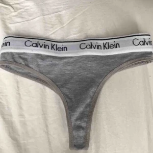  - Gråa Calvin Klein trosor, storlek S. 