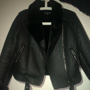  - Säljer min biker jacka som jag köpt från zara. Mjukskinn/mocka på utsidan päls på insidan. Ny pris på den var 650kr. Mitt pris är 450. Det är en storlek S men funkar även bra för en stor Xs. Den är nästan som ny. Använd 2-3 gånger. 