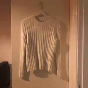  - Snygg tröja från Weekday. Använd kanske tre gånger och är inte det minsta sliten. Köpte för 400kr nypris :) Kan mötas i Göteborg, annars står köparen för frakten.  