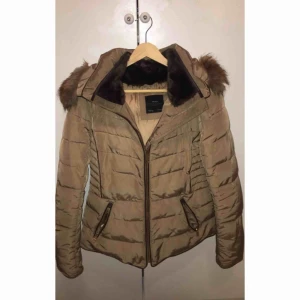 Vinterjacka Zara - Snygg jacka i superskick! Figursydd jacka som sitter jättefint på, fakepäls applikation vid mudden vilket gör att den värmer halsen så att man slipper använda halsduk! 600 inkl frakt, pris kan disskuteras❤️