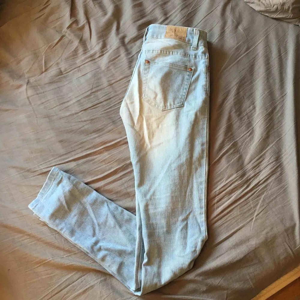 Silvia jeans från gina tricot 🌸 dock ett hål där bal på dom (se bild). Jeans & Byxor.