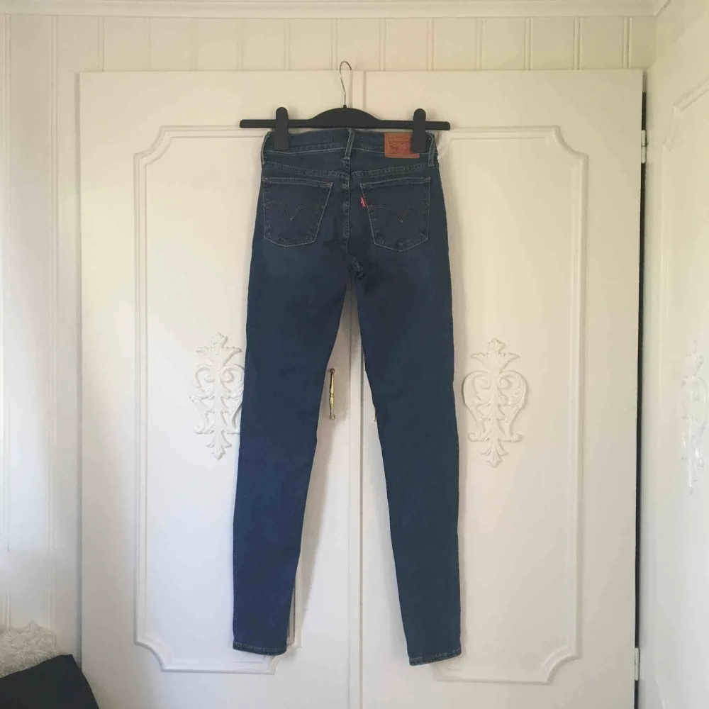 Perfekta färgen på tighta jeans från Levi’s nu till hösten! W25 & L28, motsvarar ca en XS och de är perfekt längd för mig som är 163 cm. Materialet är jättestretchigt och rumpan ser så smickrande ut i dom här! Kan mötas upp i sthlm, frakt står köparen för. Jeans & Byxor.