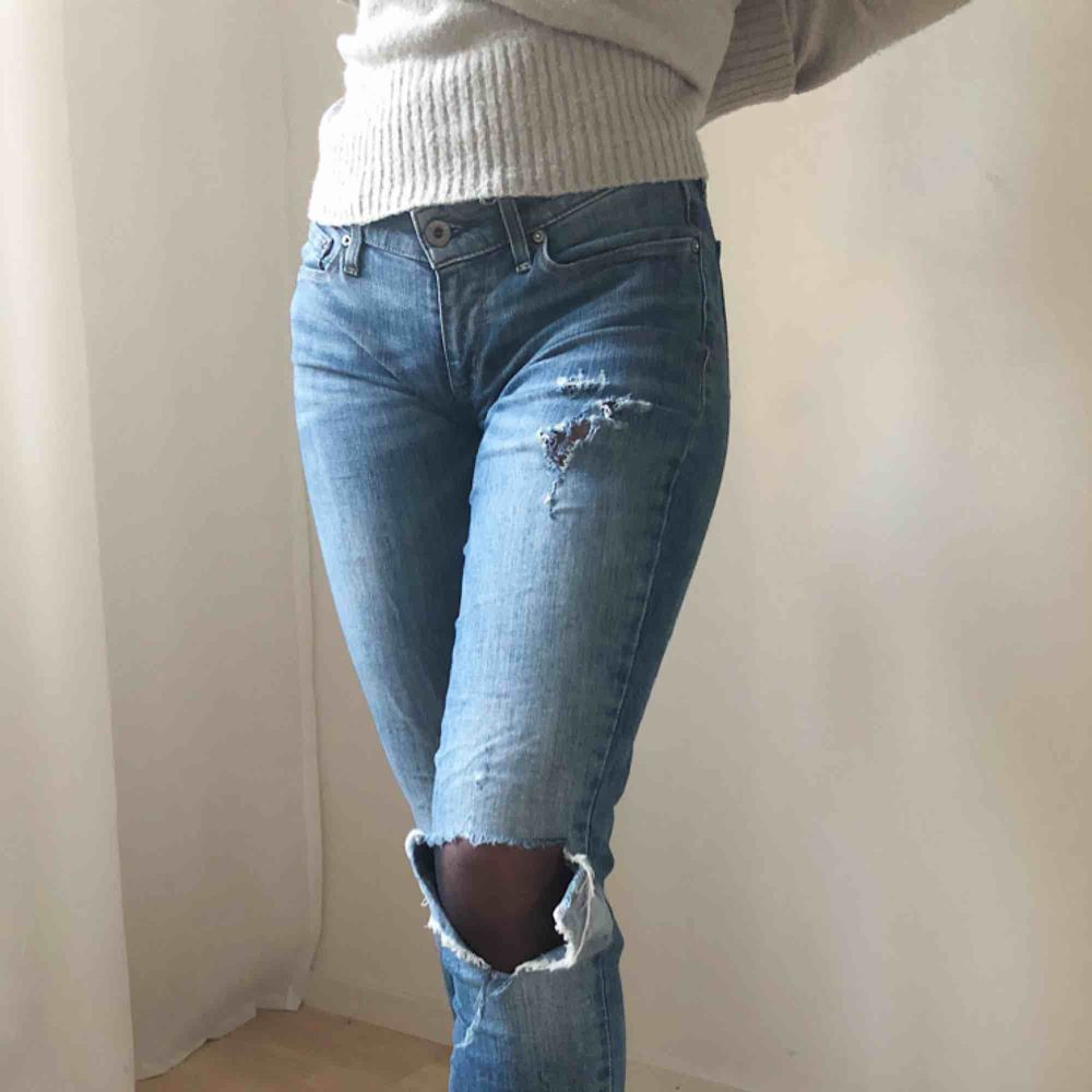 Levi’s jeans med hål på ena benet, passar storlek 27/28 och är perfekta i längd på någon som är ca 170-175 cm lång . Jeans & Byxor.