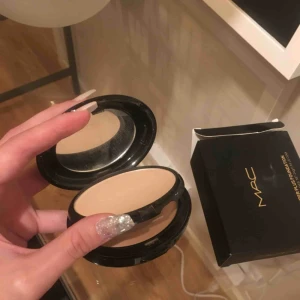  - Det undre pudret är använt men det översta är oanvänt.  Frakt tillkommer