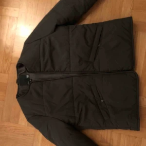  - Jacka! Mycket bra skick! Passar Er som är S/M