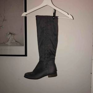  - Over the knew boots. Gråa. 
