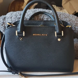  - Michael kors savannah crossbody svart  ! Ej mycket använd !  Köparen  betalar frakt och väljer hur ska skickas 
