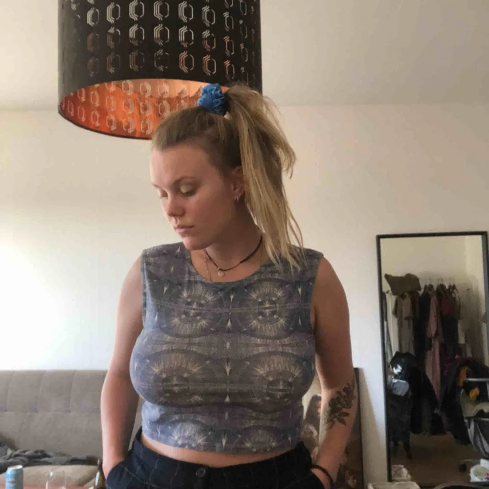 Fin blåmönstrad croptop! 💙 Köparen står för frakt! 🧡. Toppar.