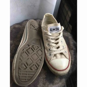  - Offwhite converse i bra skick. Använda men har mycket kvar att ge.  Katt finns i hem, köpare betalar frakt om de ska skickas. Kan annars mötas upp i Göteborg/Partille. 