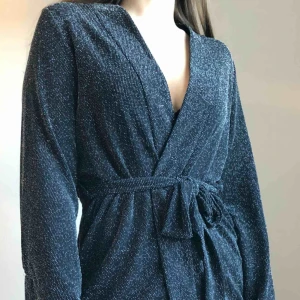  - En glittrig och festlig topp i form av en mjuk, tunn blazer. Tänk er typ Molly Rustas på nyår! 🎉  Använd endast en gång, köpt cirka 2 veckor sedan för 299:-. Säljes pga behövde den bara för ett tillfälle.  Strl S men passar XS-M, stretchig!