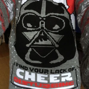  - Supermjuk, varm Star Wars jultröja. Kanske en julklapp till någon Star Wars älskare?  En ganska rymlig medium. Köpt för 500 kr och är i nyskick.  Jag möts helst upp i Örebro (eller i Katrineholm där jag är med jämna mellanrum). 