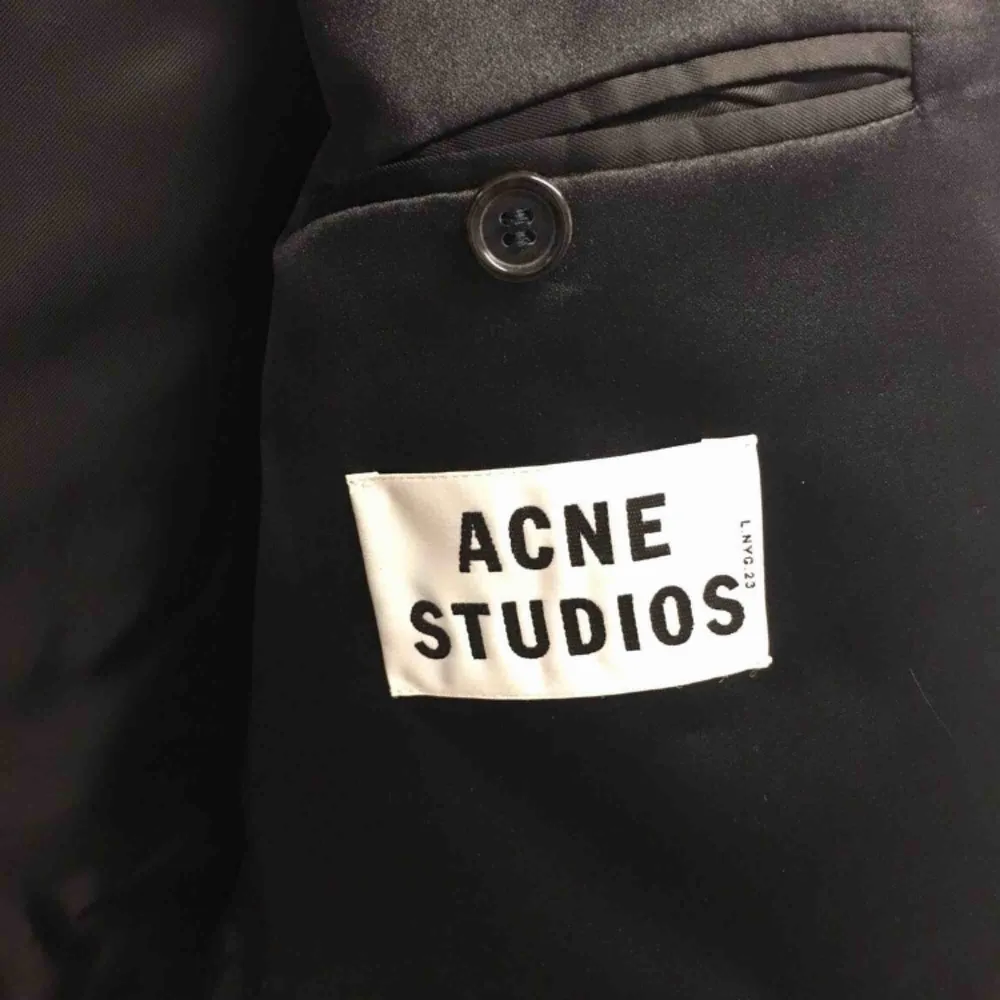 Acne Studios ”Shark” Kavaj med smokingslag Använd 1 gång. Kostymer.