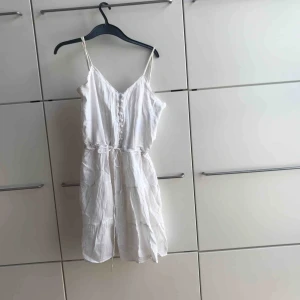  - Fin vit sommarklänning! Där är en fläck på men ska tvätta den innan den skickas såklart! 😍