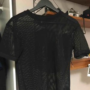 - Mesh tröja från hm, supersnygg men använder den inte så ofta.  Passar bra till det mesta, passar med en bh under eller en långärmad tröja under.