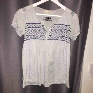  - Odd Molly blus bara använd några fåtal gånger, väldigt bra skick, och fin ljusblå och mörkblå färg.