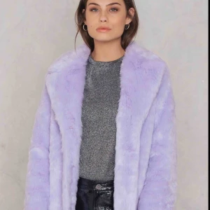  - Lila vinter jacka, fake päls, har ett litet märke vid ena ärmen innuti jackan kan skicka bild på de vid intresse. Har andvänt jackan ca 4 gånger och har haft den in1år ungefär så bättre och sälja den. Den är jätte varm!!