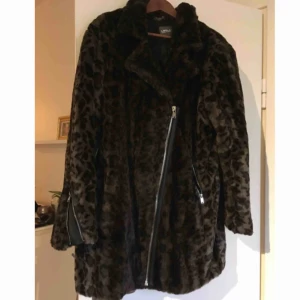  - Varm och go jacka i pälsimitation med snygga detaljer som säljes pga för stor storlek. Endast använd ett fåtal gånger så i väldigt fint skick. 