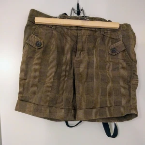  - De här shortsen har hängt med mig i flera olika klädstilar, de är väldigt mångsidiga. Köpta på Carlings. Fickorna är riktiga, ej dekor.
