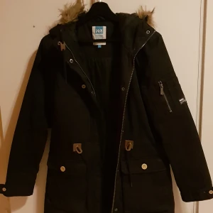  - En svart oanvänd vinterjacka från stadium med märket Warp. Organalpriset låg på 599 kr.