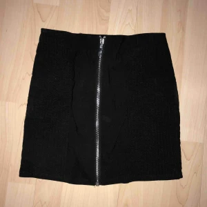  - Snygg mini kjol med fina detaljer inköpt från hm. 