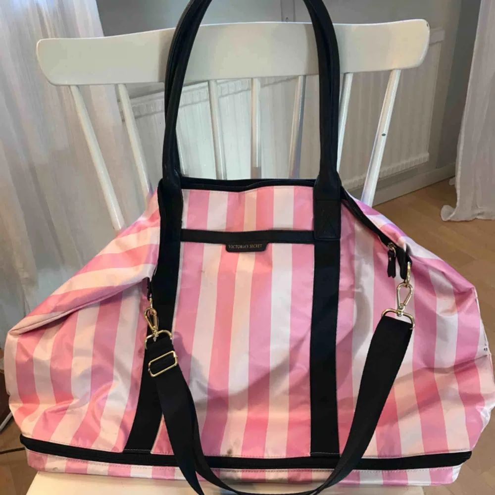 Weekend-bag/gymbag från Victoria’s Secret. Rymmer hur mycket som helst! Stadigt, tåligt yttertyg (tänk dubbelt så tjockt som kedjornas budgetbags). Har liten fläck framme. Använd ett fåtal gånger.. Väskor.