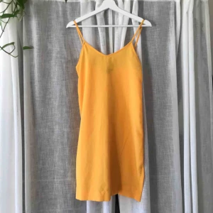  - Gul klänning från Monki. Den var lång först men jah sydde in den, så nu är den typ halvvägs till låren. För liten för mig vid brösten. Använd typ 2 ggr.