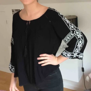  - Blus från Cubus med broderade armar. Använd max 3 gånger. Storlek S men passar även M. Köparen står för frakt.