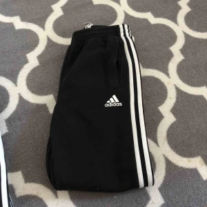  - Barnstorlek strl M (xs typ) adidas mjukisbyxor 