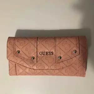 Oanvänd plånbok från guess, den är äkta, väldigt fin rosa färg!!  