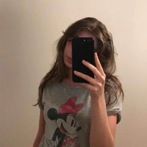  - En tunn t-shirt med print av minnie mouse! Använd ett par gånger, passar för nattkläder också! 