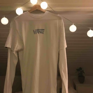  - Köpt för 300kr. T shirt med långa armar från vans. Jättefint skick, sparsamt använd. Köparen står för eventuell frakt, kan mötas upp i Gävle.