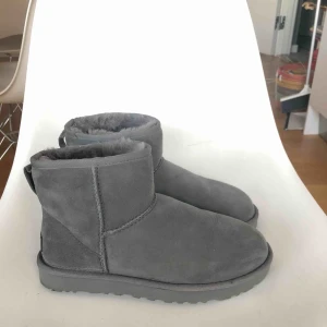  - Nyligen inköpta (2 veckor) uggs i färgen grå och storlek 39. Använda exakt 2 gånger:) De är inköpta för 2000kr på NK och i nyskick. Låda medföljer.