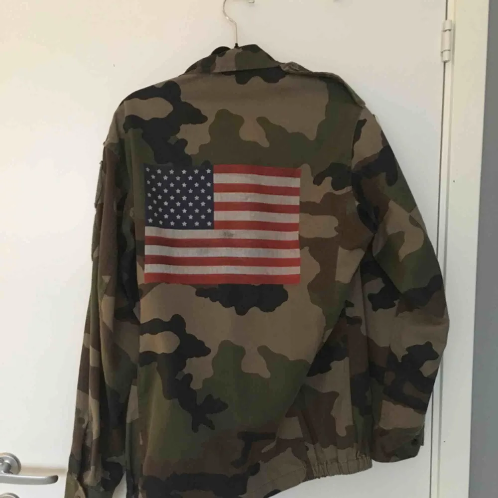 Militär / camouflage jacka i storlek S. 150 kr inklusive frakt, skickas inom ett dygn :) . Jackor.
