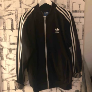  - Adidas kofta, storlek L , 130 kr + frakt 👕