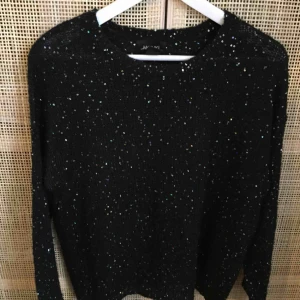  - 58%polyester 24% akryl Fint skick 