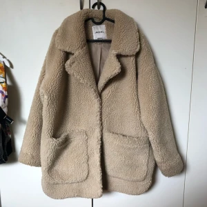 - Jättepopulär jacka från Monki! Oversize, i teddymaterial, passar alla storlekar! Perfekta jackan nu till kylan❄️
