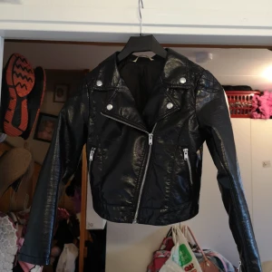  - Läcker skinnjacka i st 152. Fint skick! Djur finns i hemmet. Rökfritt. Kan skickas då tillkommer frakt! 