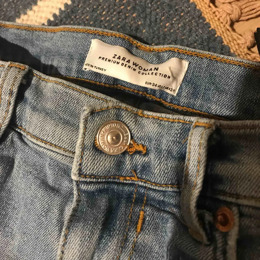 Ett par jeans från zara! Nyinköpta för nån månad sen men tyvärr fel storlek. Modell - kick flare. Jeans & Byxor.